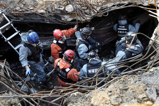 25일 서울 서대문구 충정로 KT아현국사에서 경찰, 소방 관계자 등이 전날 발생한 화재 원인 등을 조사하기 위한 현장 감식을 하고 있다.  연합뉴스